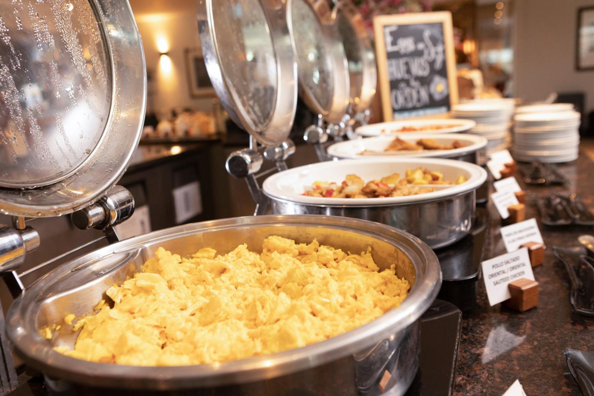 Casa Andina Premium Miraflores Lima Eksteriør billede A chafing dish filled with food